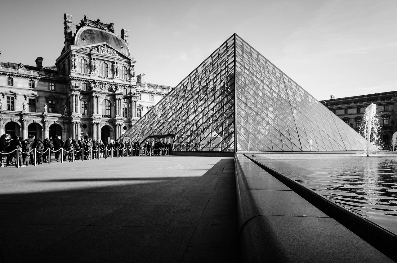 Louvre Paris - @bogitw / Pixabay